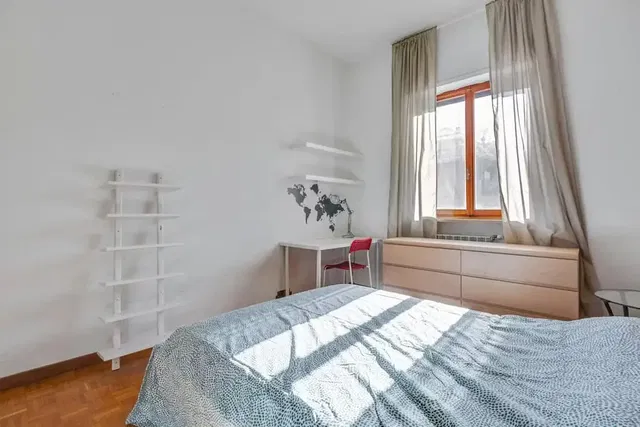 Keuken; keukenapparatuur, houten vloer, natuurlijk licht, moderne stijl