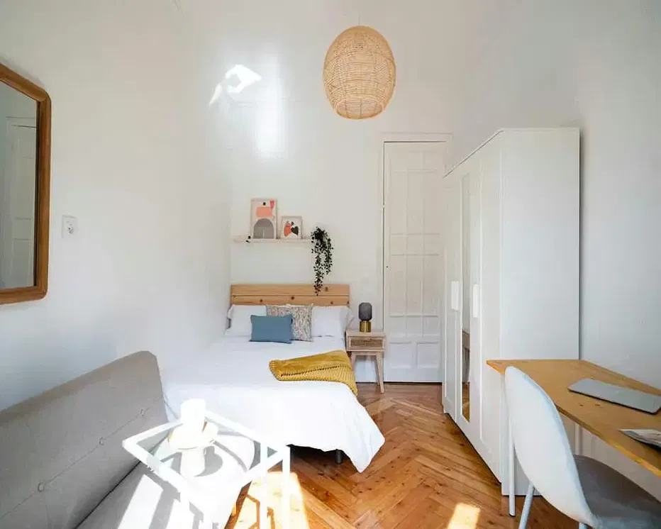 Kuhinja; kuhinjski aparati, drveni pod, prirodno svjetlo, moderni stil