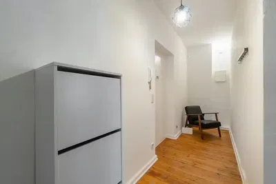 Cozinha; eletrodomésticos, chão de madeira, luz natural, estilo moderno