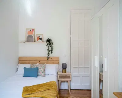 Küche; küchengeräte, holzboden, tageslicht, moderner stil