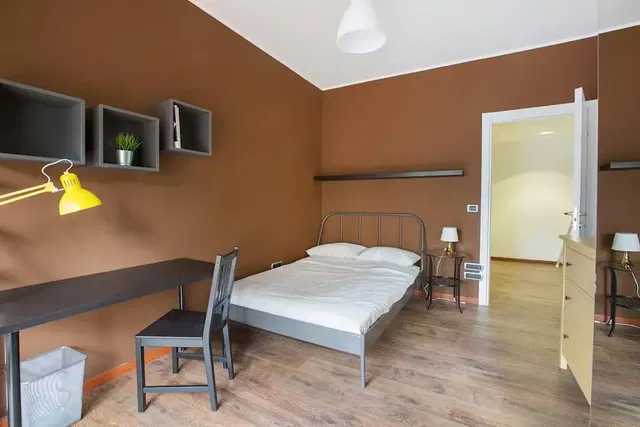 Keuken; keukenapparatuur, houten vloer, natuurlijk licht, moderne stijl