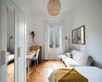 Kuhinja; kuhinjski aparati, drveni pod, prirodno svjetlo, moderni stil