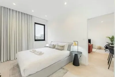 Salon; parquet, lumière naturelle, style moderne