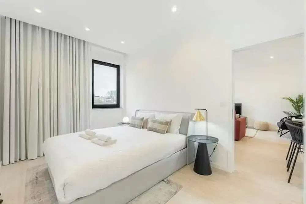 Soggiorno; pavimento in legno, luce naturale, stile moderno