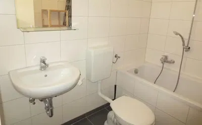 Kuchnia; sprzęt kuchenny, podłoga drewniana, światło dzienne, styl nowoczesny