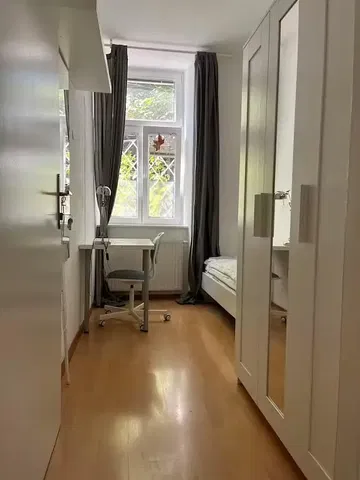 Kuhinja; kućanski aparati, drveni pod, prirodna svjetlost, moderan stil