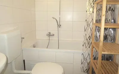 Küche; küchengeräte, holzboden, tageslicht, moderner stil