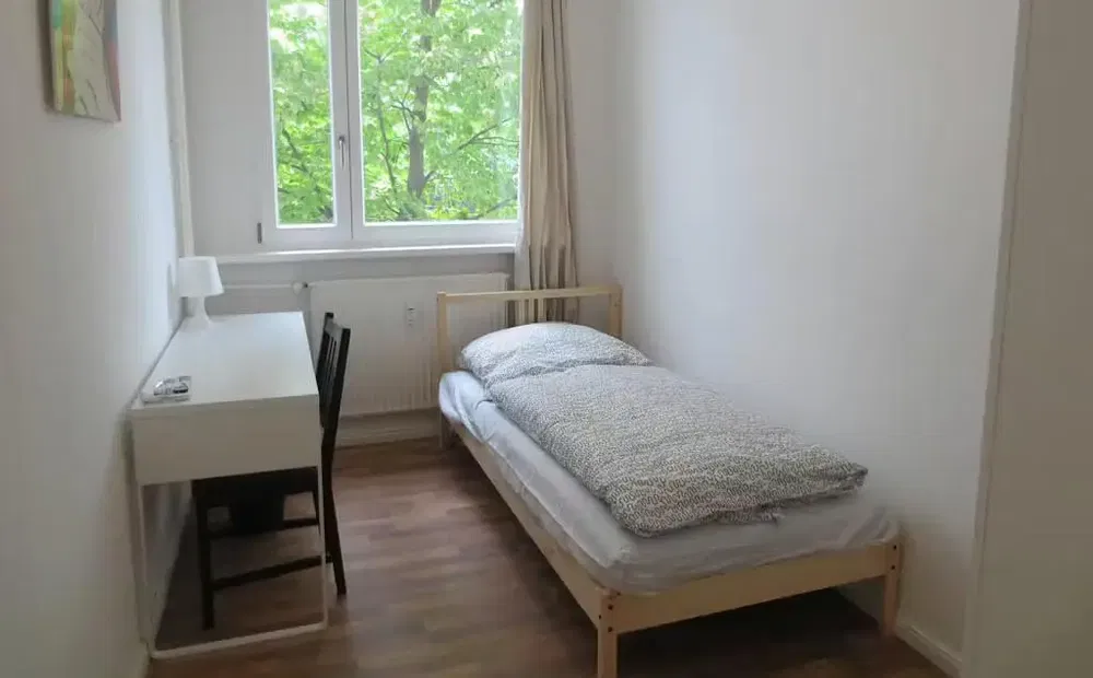 Kuchnia; sprzęt kuchenny, podłoga drewniana, światło dzienne, styl nowoczesny