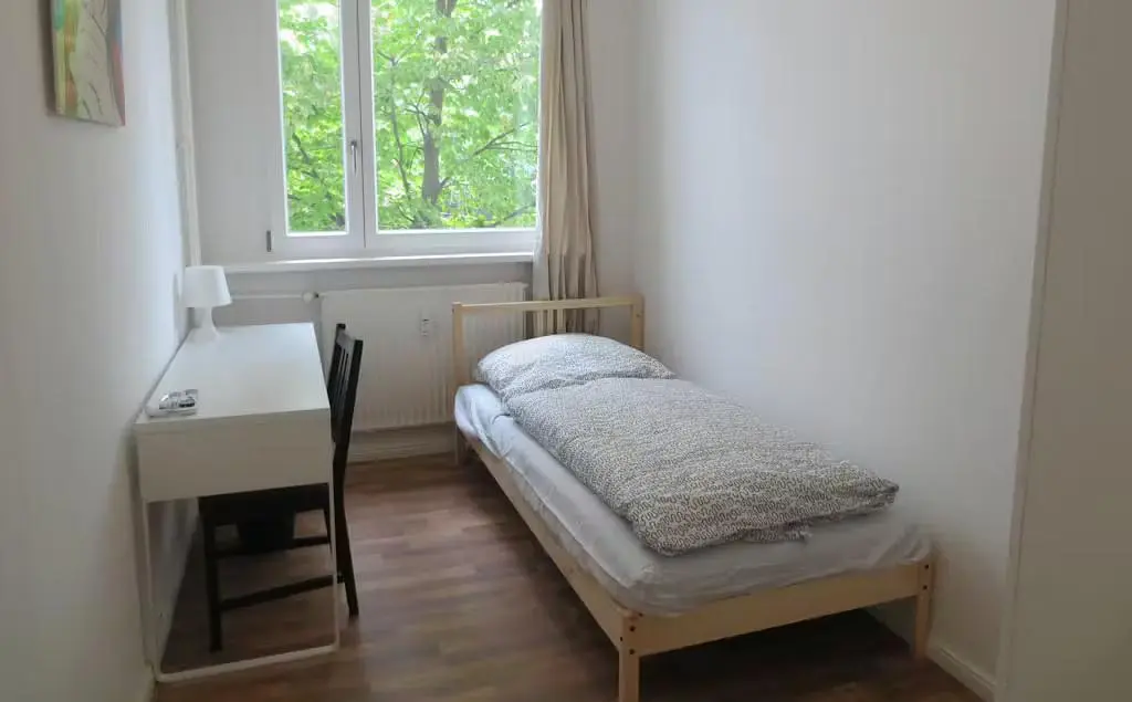 Kuchnia; sprzęt kuchenny, podłoga drewniana, światło dzienne, styl nowoczesny