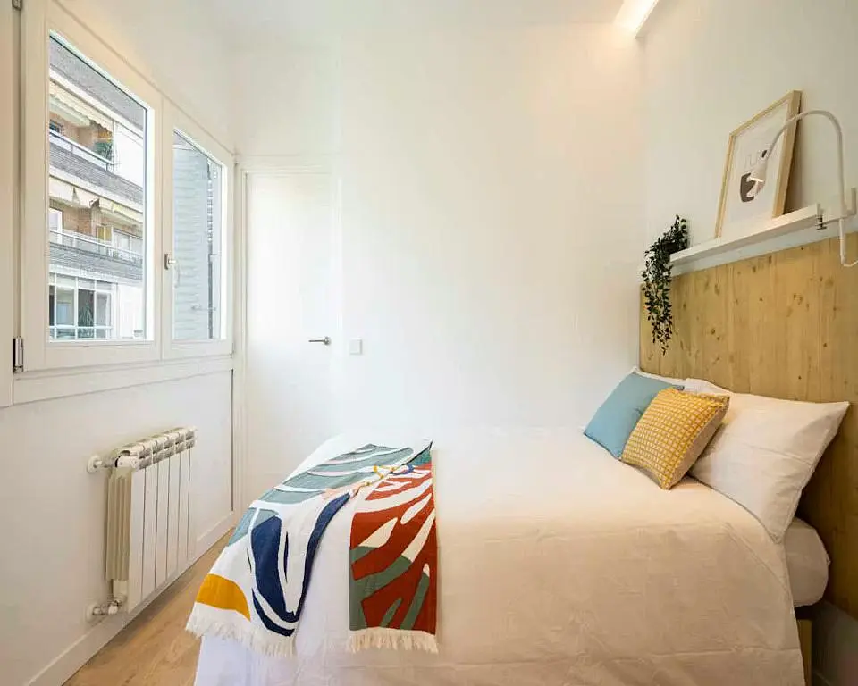 Küche; küchengeräte, holzboden, tageslicht, moderner stil