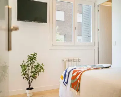 Küche; küchengeräte, fliesenboden, tageslicht, moderner stil