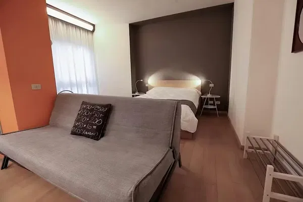 Keuken; keukenapparatuur, houten vloer, natuurlijk licht, moderne stijl