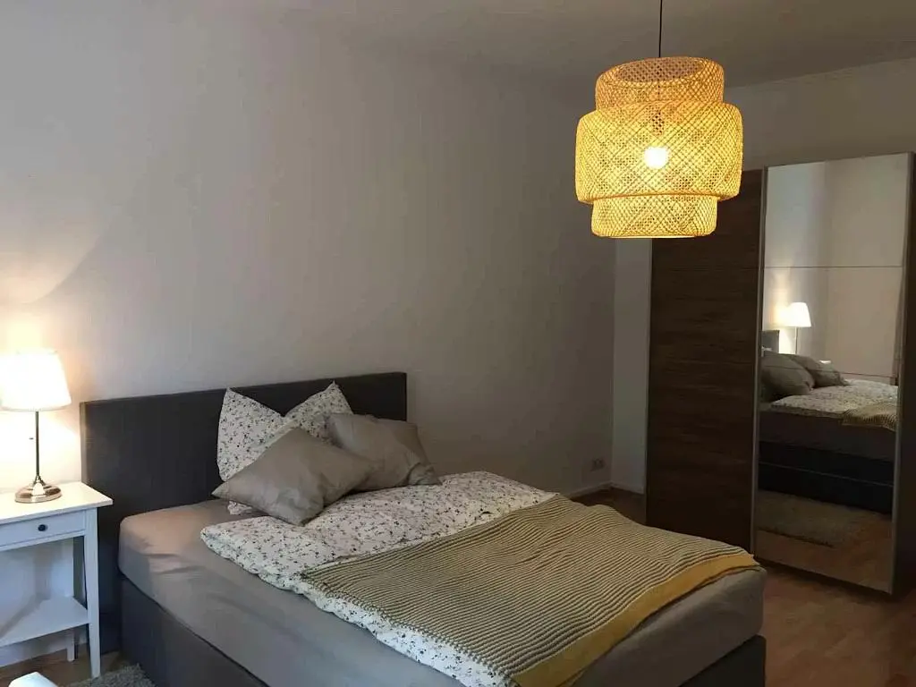 Küche; küchengeräte, holzboden, tageslicht, moderner stil