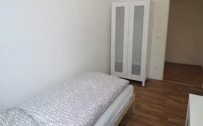 Kuchnia; sprzęt kuchenny, podłoga drewniana, światło dzienne, styl nowoczesny