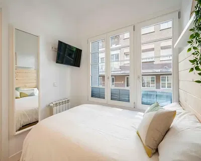 Keuken; keukenapparatuur, houten vloer, natuurlijk licht, moderne stijl