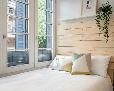 Keuken; keukenapparatuur, houten vloer, natuurlijk licht, moderne stijl