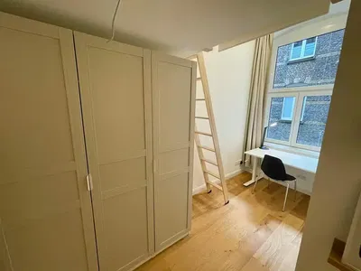 Cocina; electrodomésticos, suelo de madera, luz natural, estilo moderno