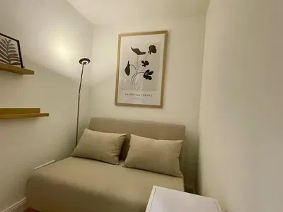 Κουζίνα; συσκευές κουζίνας, ξύλινο πάτωμα, φυσικό φως, μοντέρνο στυλ