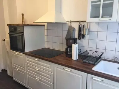 Keuken; keukenapparatuur, houten vloer, natuurlijk licht, moderne stijl