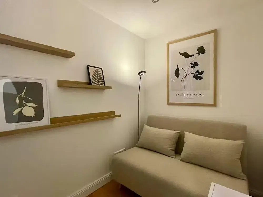 Κουζίνα; συσκευές κουζίνας, ξύλινο πάτωμα, φυσικό φως, μοντέρνο στυλ