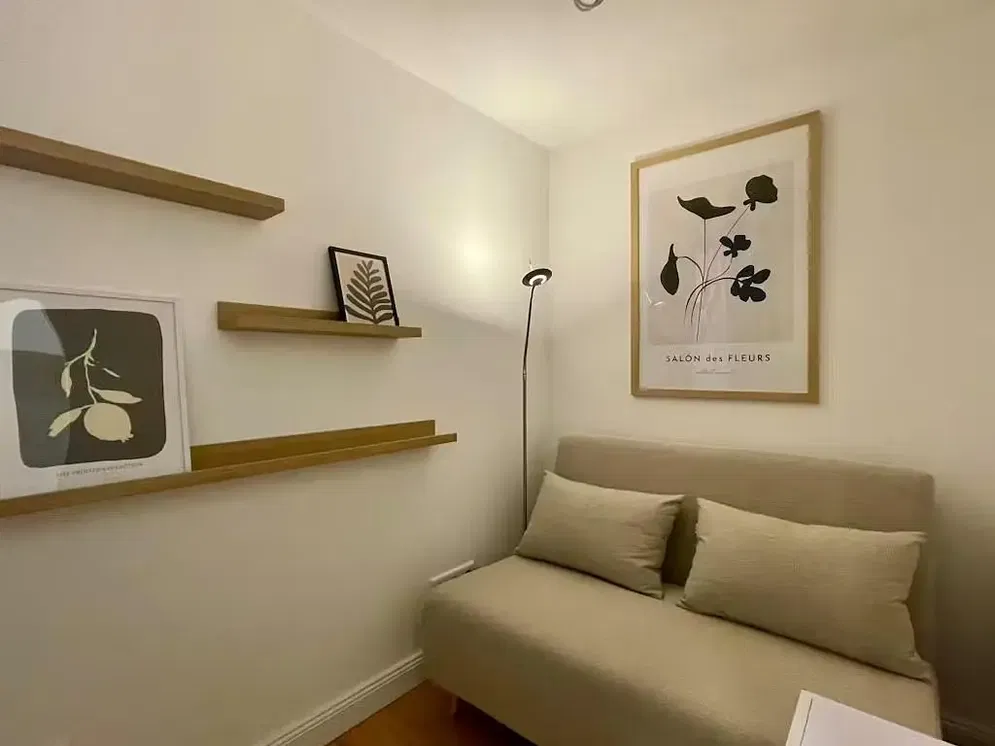 Κουζίνα; συσκευές κουζίνας, ξύλινο πάτωμα, φυσικό φως, μοντέρνο στυλ