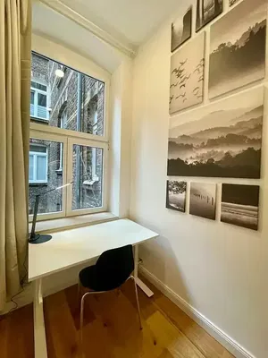 Cocina; electrodomésticos, suelo de madera, luz natural, estilo moderno