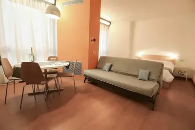 Küche; küchengeräte, holzboden, tageslicht, moderner stil