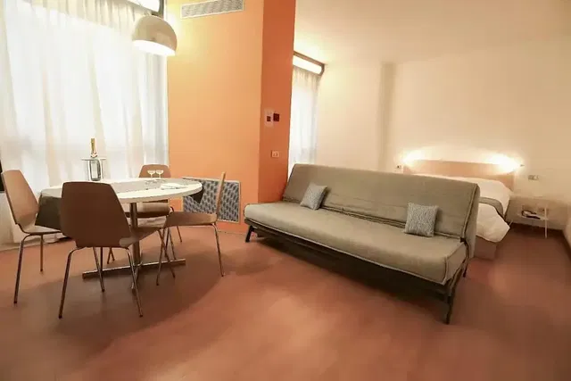 Kuchyně; kuchyňské spotřebiče, dřevěná podlaha, přirozené světlo, moderní styl