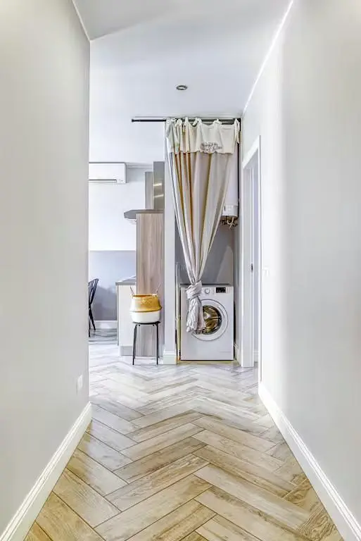 Keuken; keukenapparatuur, houten vloer, natuurlijk licht, moderne stijl