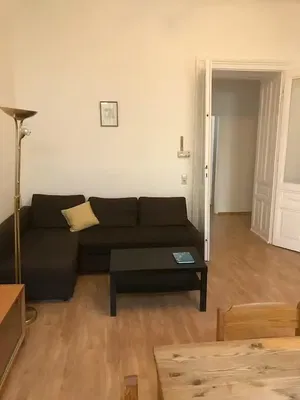 Keuken; keukenapparatuur, houten vloer, natuurlijk licht, moderne stijl