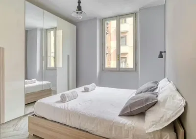 Keuken; keukenapparatuur, houten vloer, natuurlijk licht, moderne stijl