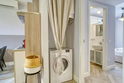 Keuken; keukenapparatuur, houten vloer, natuurlijk licht, moderne stijl