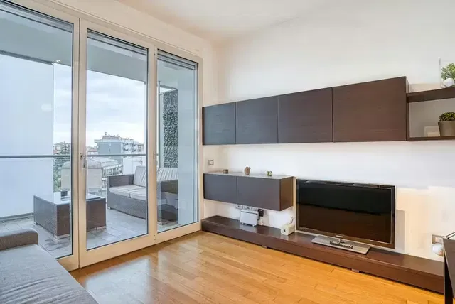 Cucina; elettrodomestici, pavimento in legno, luce naturale, stile moderno