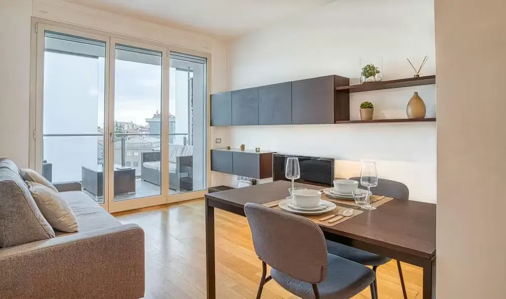 Kuchnia; sprzęt kuchenny, podłoga drewniana, światło dzienne, styl nowoczesny