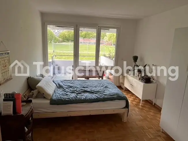 Kuhinja; kuhinjski aparati, drveni pod, prirodno svjetlo, moderni stil