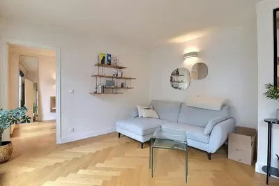 Salon; parquet, lumière naturelle, style moderne