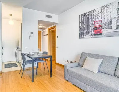 Кухиња; кухињски апарати, дрвени под, природно светло, модерни стил