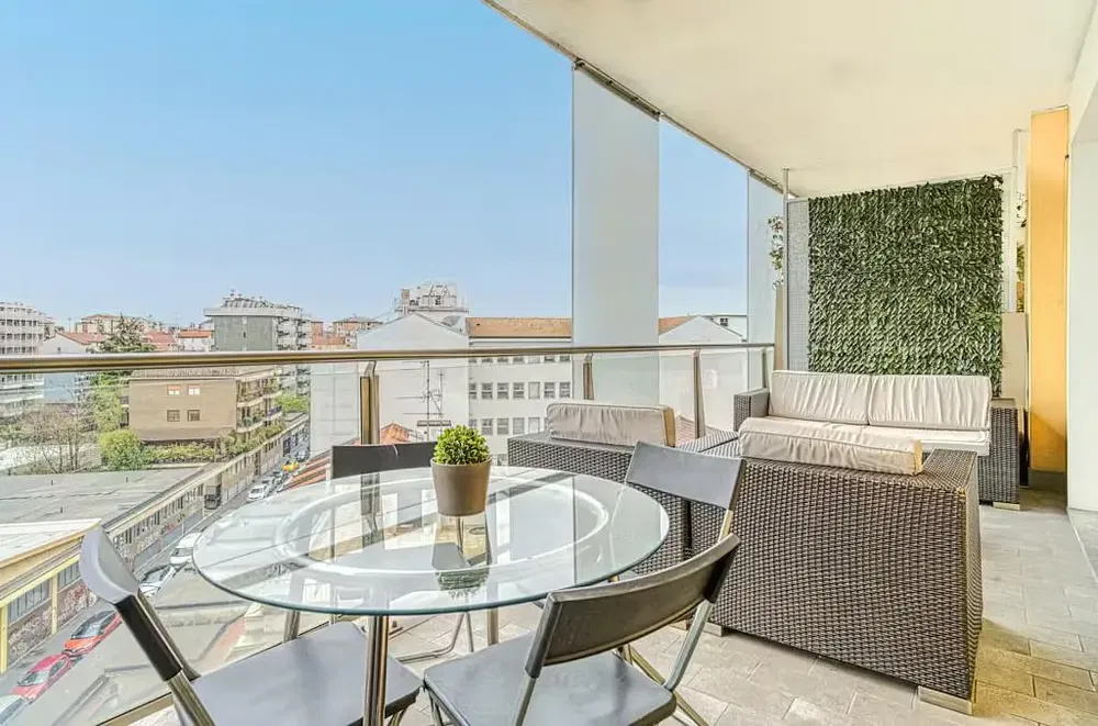 Kuchnia; sprzęt kuchenny, podłoga drewniana, światło dzienne, styl nowoczesny