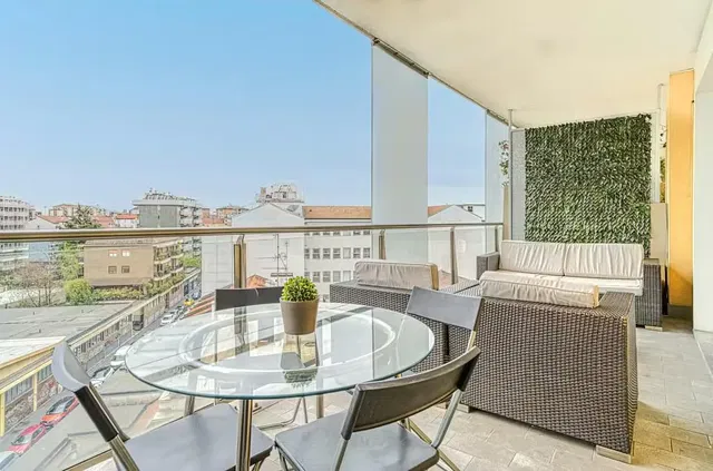 Kuchyně; kuchyňské spotřebiče, dřevěná podlaha, přirozené světlo, moderní styl