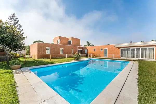 Кухиња; кухињски апарати, дрвени под, природно светло, модерни стил