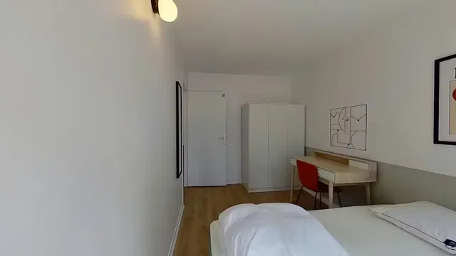 Cocina; electrodomésticos, suelo de madera, luz natural, estilo moderno