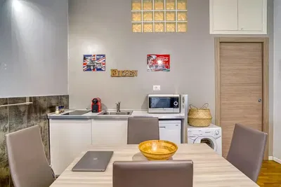 Küche; küchengeräte, holzboden, tageslicht, moderner stil