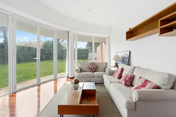 Кухиња; кухињски апарати, дрвени под, природно светло, модерни стил