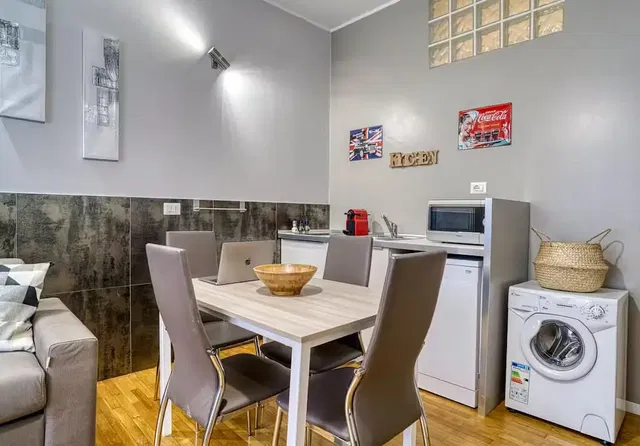 Cucina; elettrodomestici, pavimento in legno, luce naturale, stile moderno