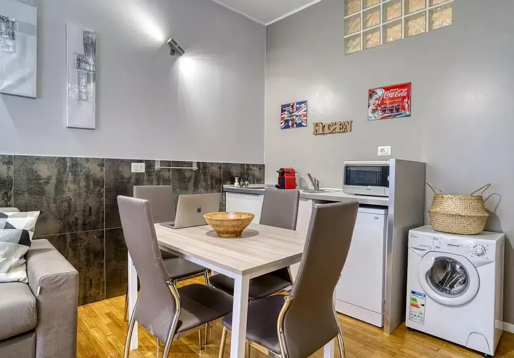 Küche; küchengeräte, holzboden, tageslicht, moderner stil