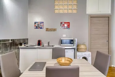 Küche; küchengeräte, holzboden, tageslicht, moderner stil