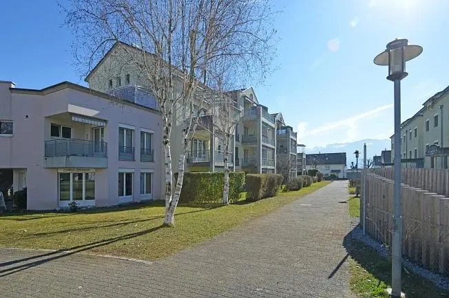 Kuhinja; kuhinjski aparati, drveni pod, prirodno svjetlo, moderni stil