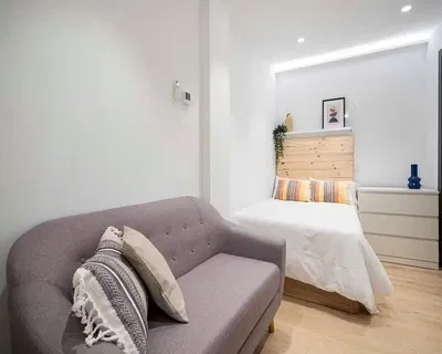 Küche; küchengeräte, holzboden, tageslicht, moderner stil