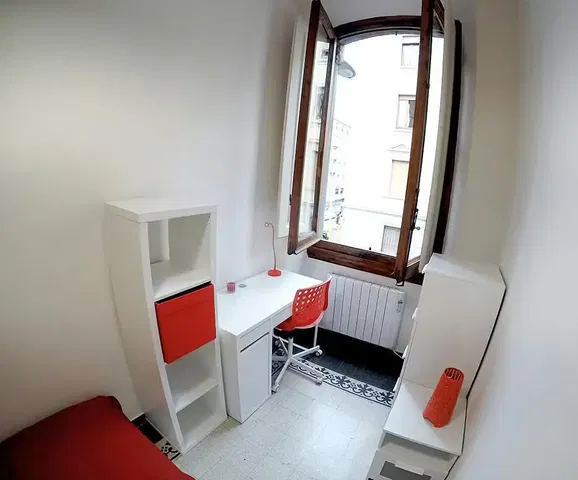 Kuchyně; kuchyňské spotřebiče, dřevěná podlaha, přirozené světlo, moderní styl