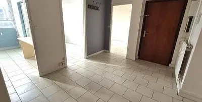 Kuhinja; kućanski aparati, drveni pod, prirodna svjetlost, moderan stil